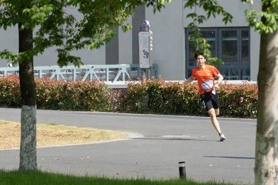 星空体育首页登录-欢乐水上蹦床争霸，水中跃动的青春运动的简单介绍